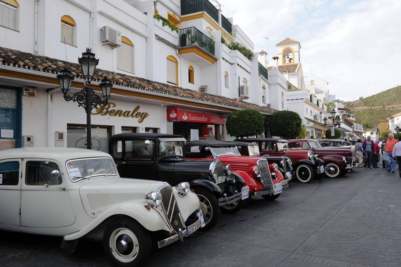 Medio centenar de coches antiguos recorren la Costa del Sol