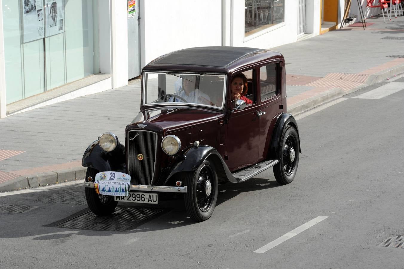 Medio centenar de coches antiguos recorren la Costa del Sol