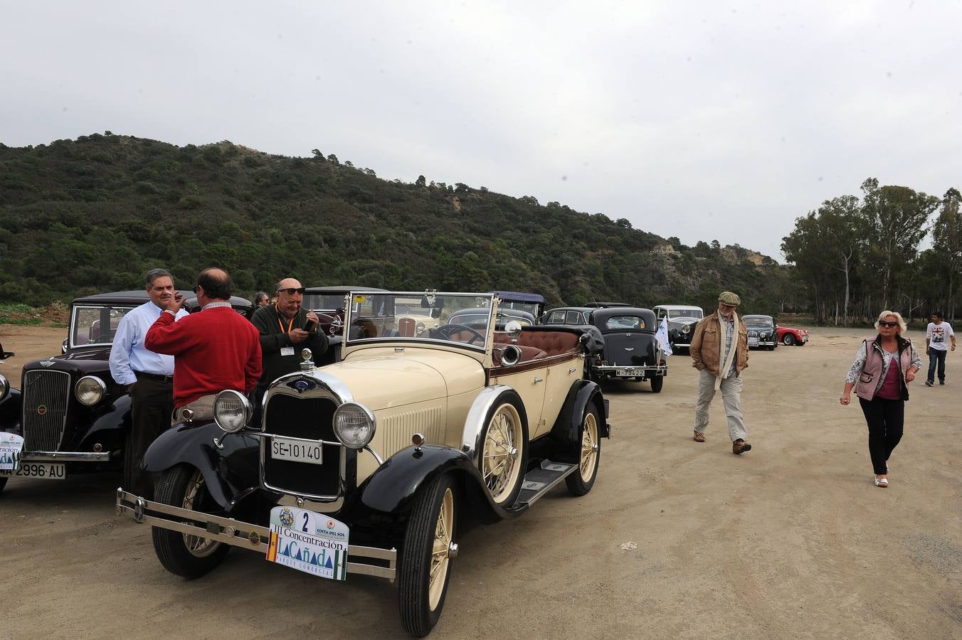 Medio centenar de coches antiguos recorren la Costa del Sol