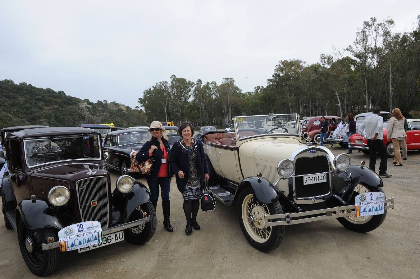 Medio centenar de coches antiguos recorren la Costa del Sol
