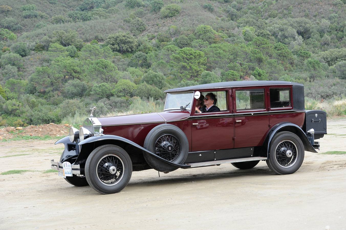 Medio centenar de coches antiguos recorren la Costa del Sol