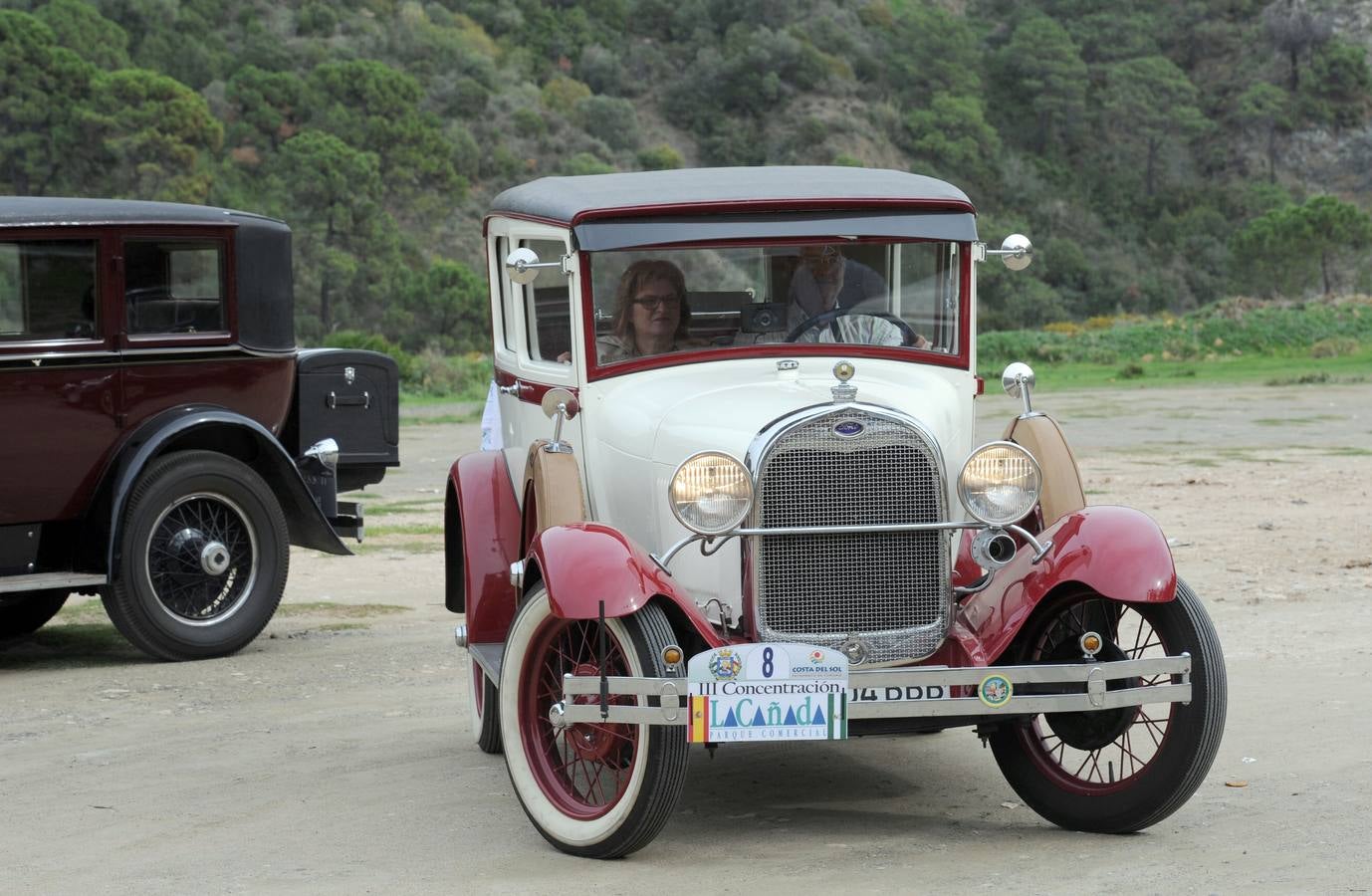 Medio centenar de coches antiguos recorren la Costa del Sol