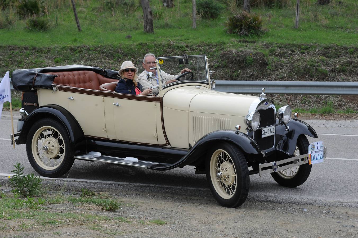 Medio centenar de coches antiguos recorren la Costa del Sol