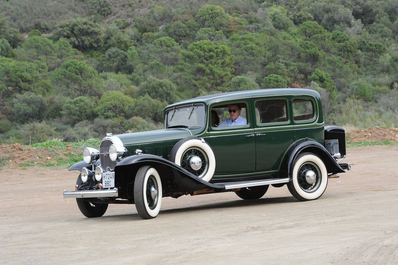 Medio centenar de coches antiguos recorren la Costa del Sol