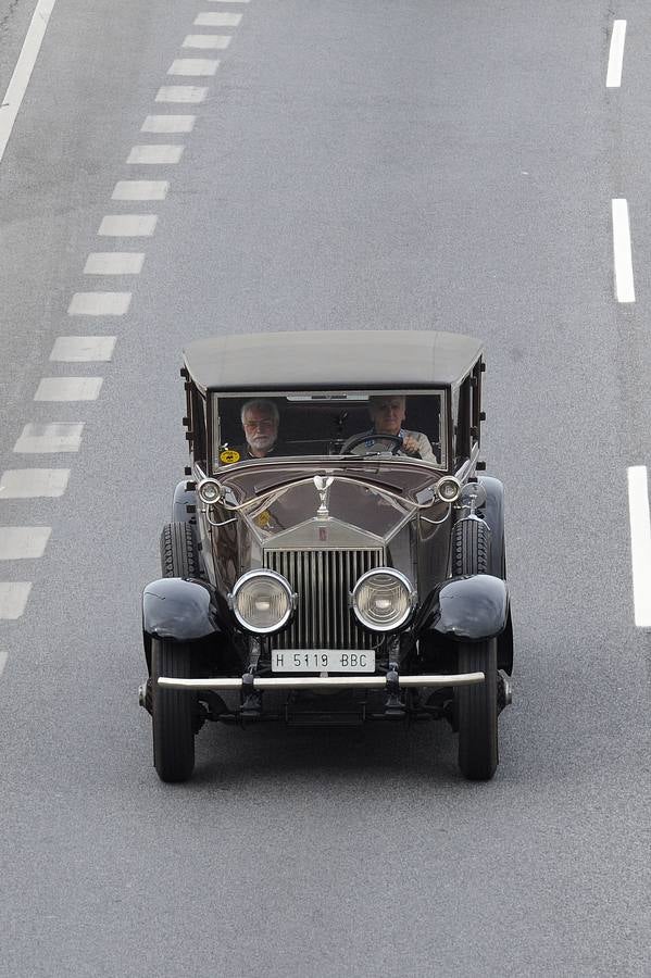 Medio centenar de coches antiguos recorren la Costa del Sol