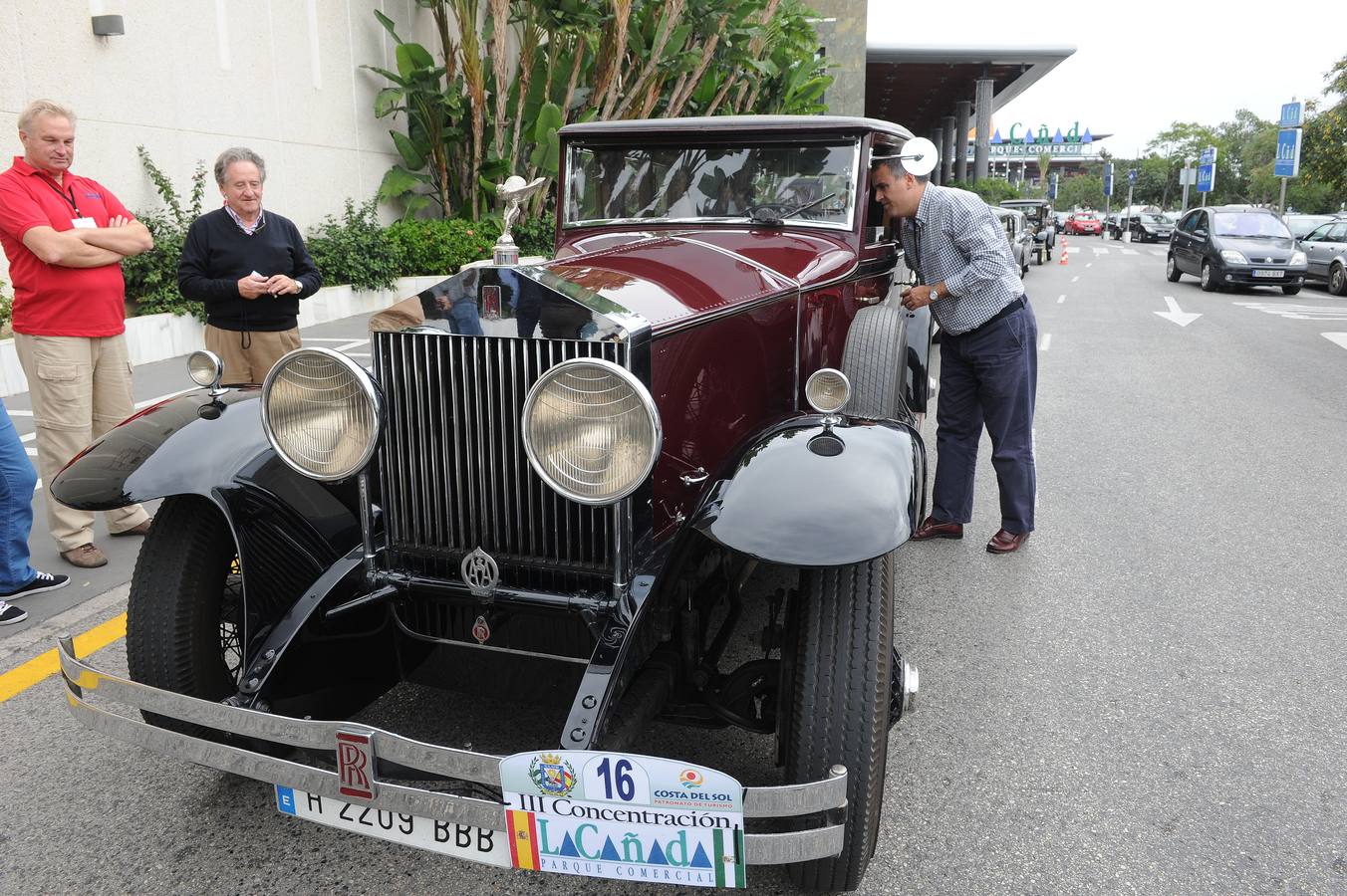 Medio centenar de coches antiguos recorren la Costa del Sol