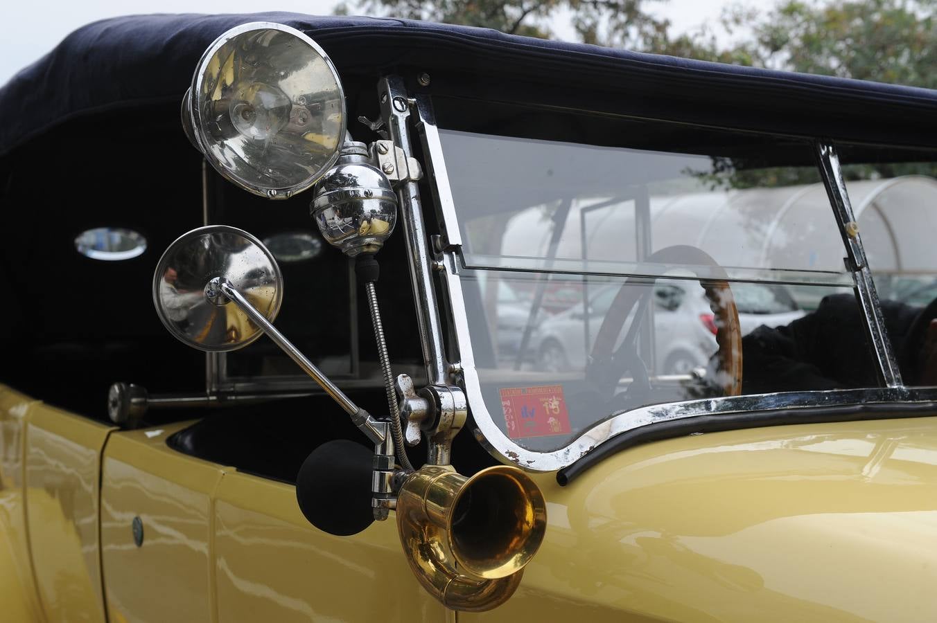 Medio centenar de coches antiguos recorren la Costa del Sol