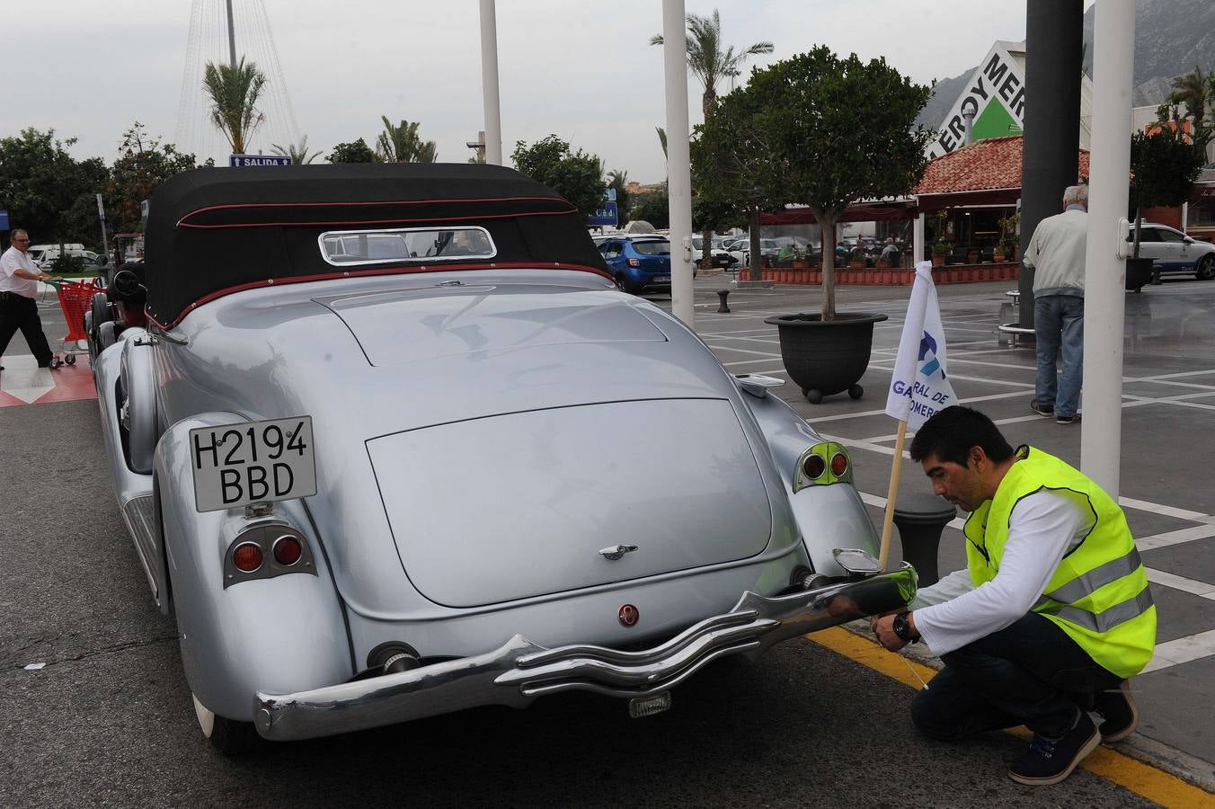 Medio centenar de coches antiguos recorren la Costa del Sol