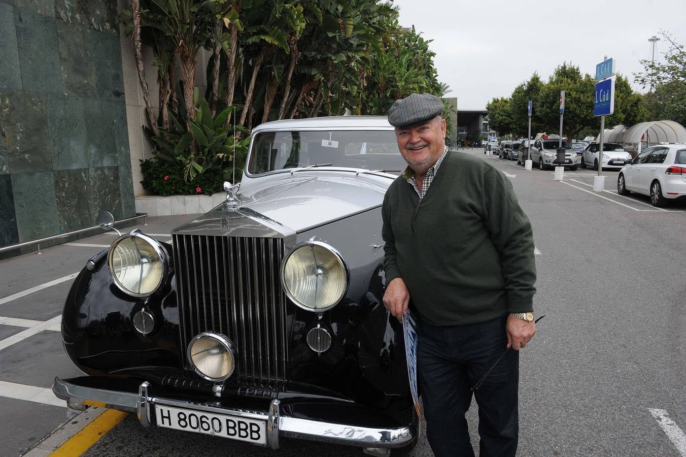 Medio centenar de coches antiguos recorren la Costa del Sol
