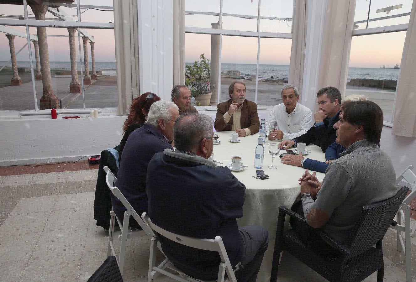 Reunión del concejal Damián Caneda con vecinos por los Baños del Carmen