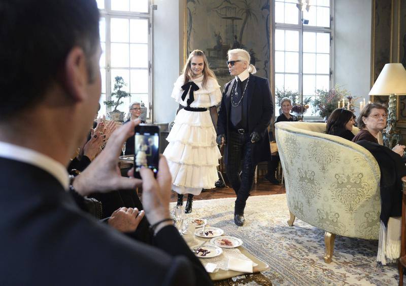 La modelo británica Cara Delevingne y el modista alemán Karl Lagerfeld cierran el desfile.