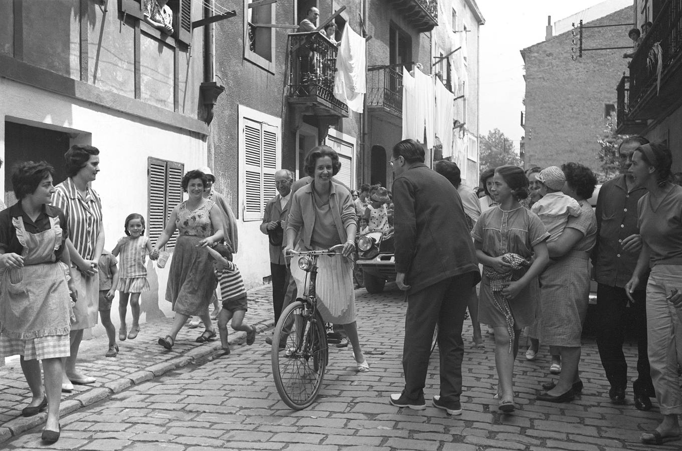 Siempre estuvo muy vinculada a España, donde conservaba varias residencias, una de ellas en Zarautz, donde se la observa paseando en bicicleta en los años 60.