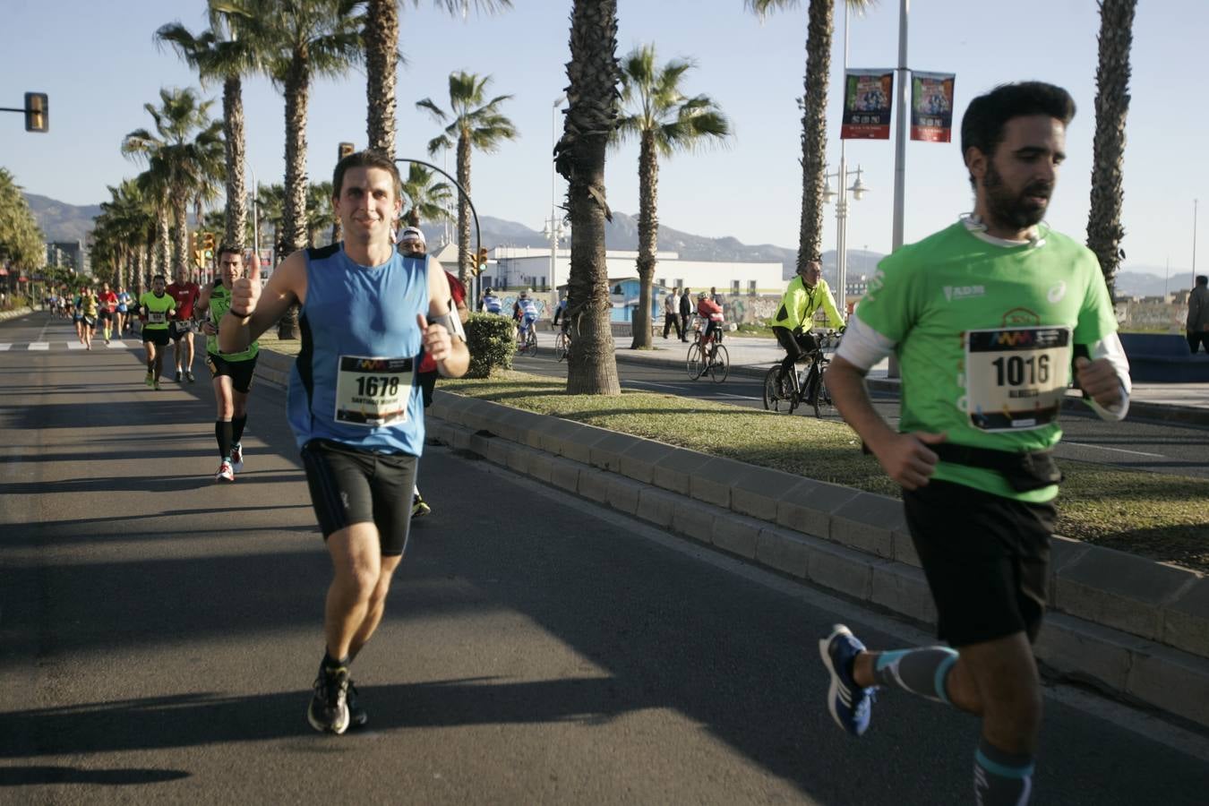 El V Maratón de Málaga a su paso por la calle Pacífico