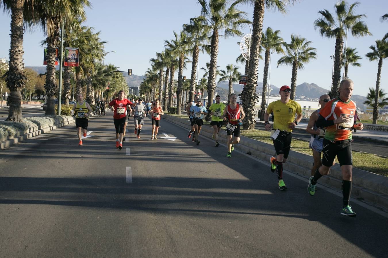 El V Maratón de Málaga a su paso por la calle Pacífico