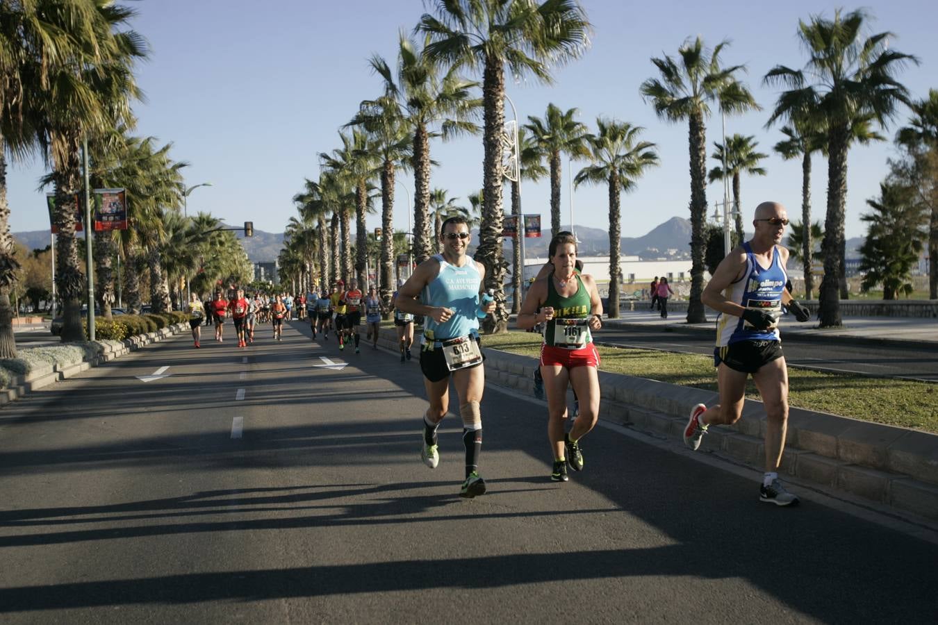 El V Maratón de Málaga a su paso por la calle Pacífico
