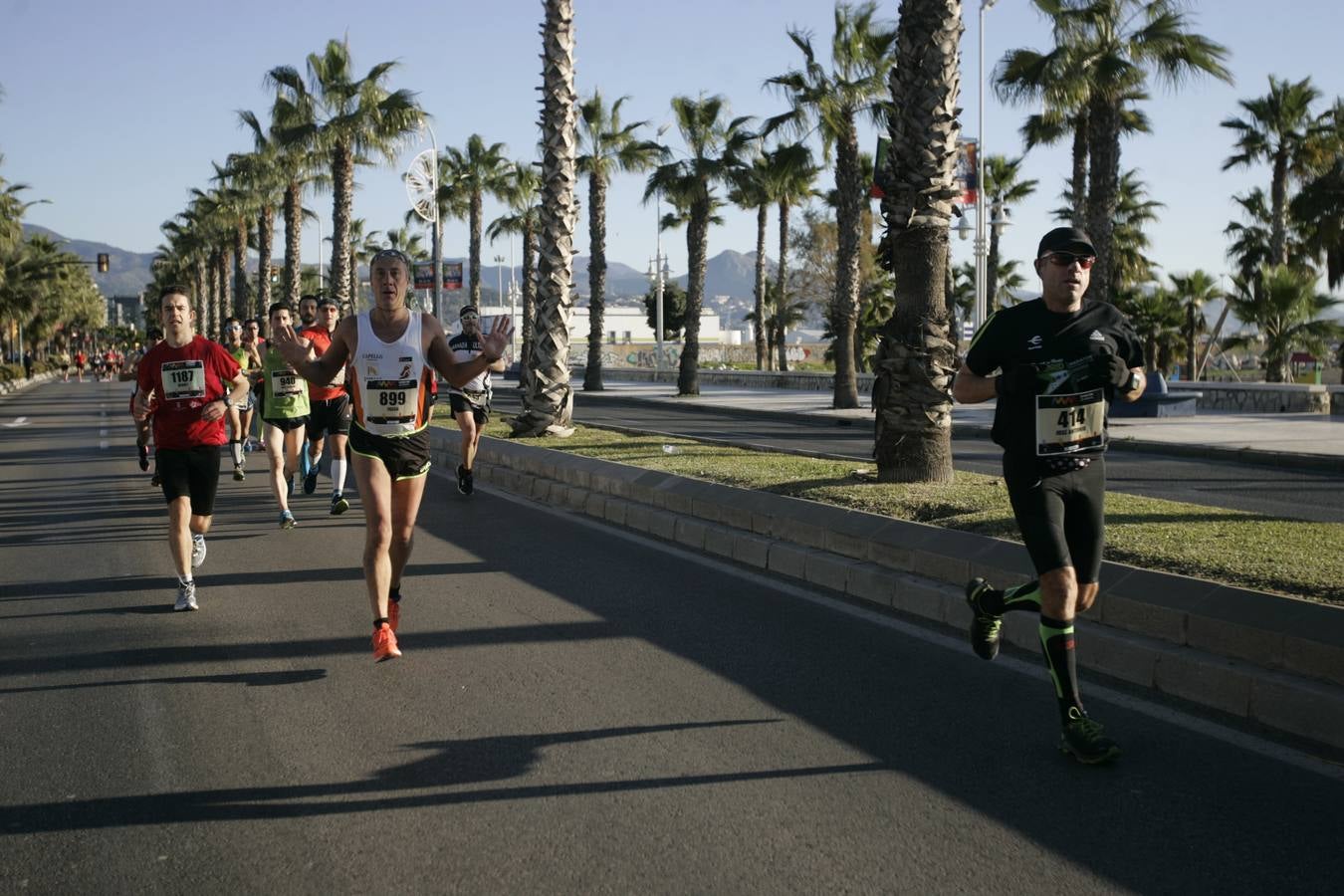 El V Maratón de Málaga a su paso por la calle Pacífico