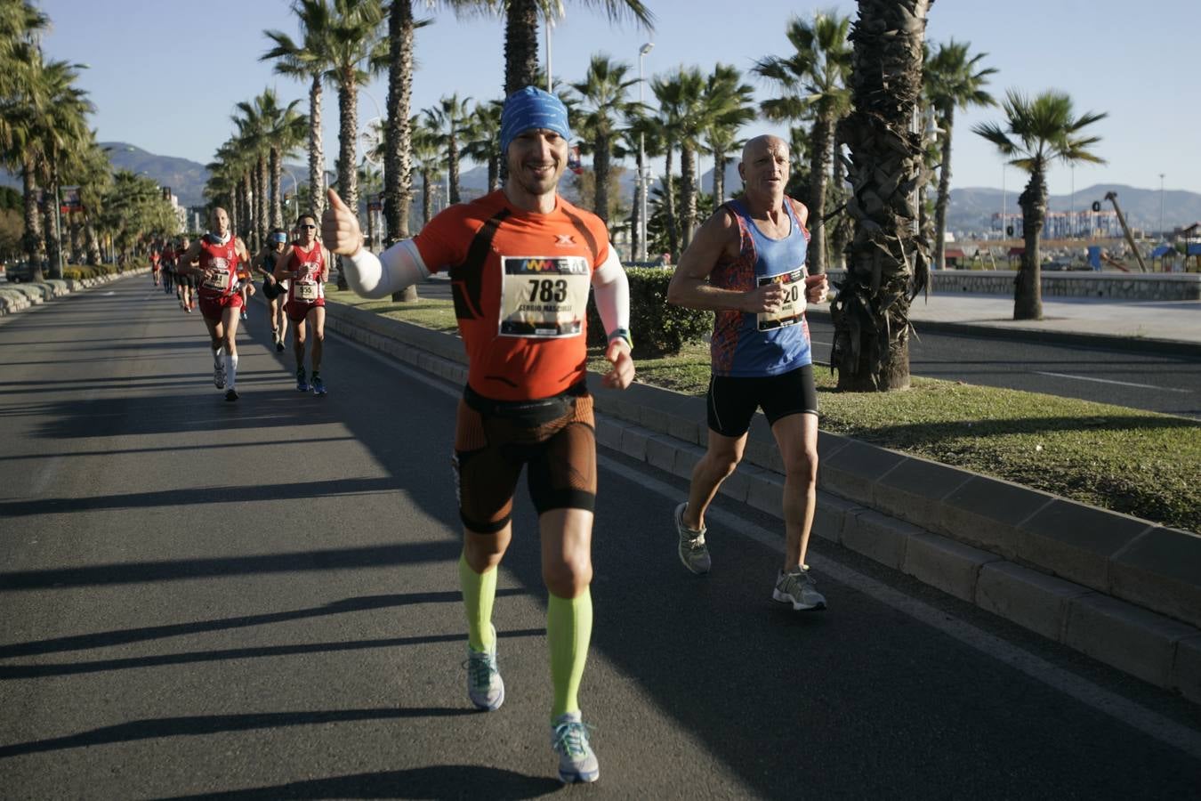 El V Maratón de Málaga a su paso por la calle Pacífico