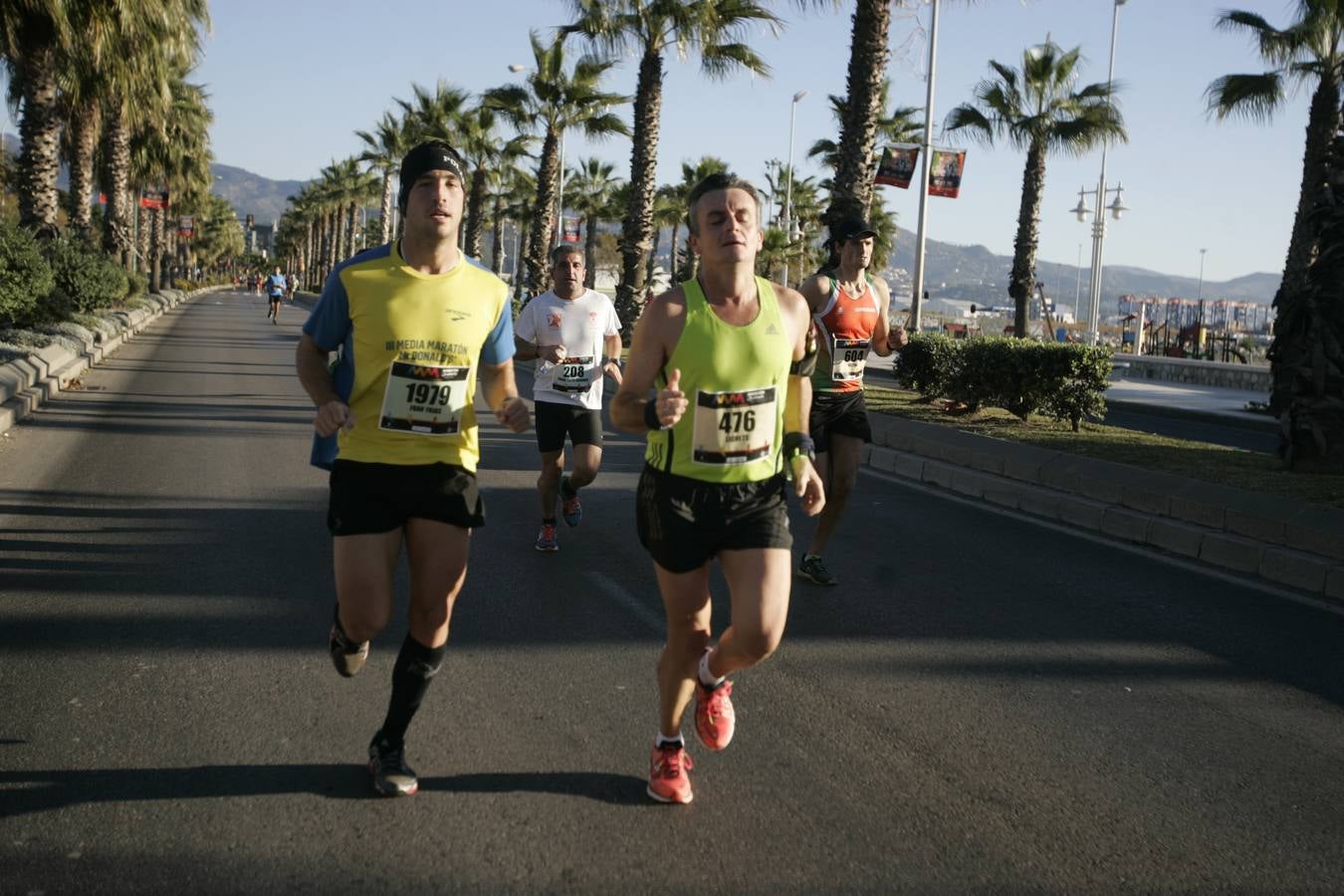 El V Maratón de Málaga a su paso por la calle Pacífico