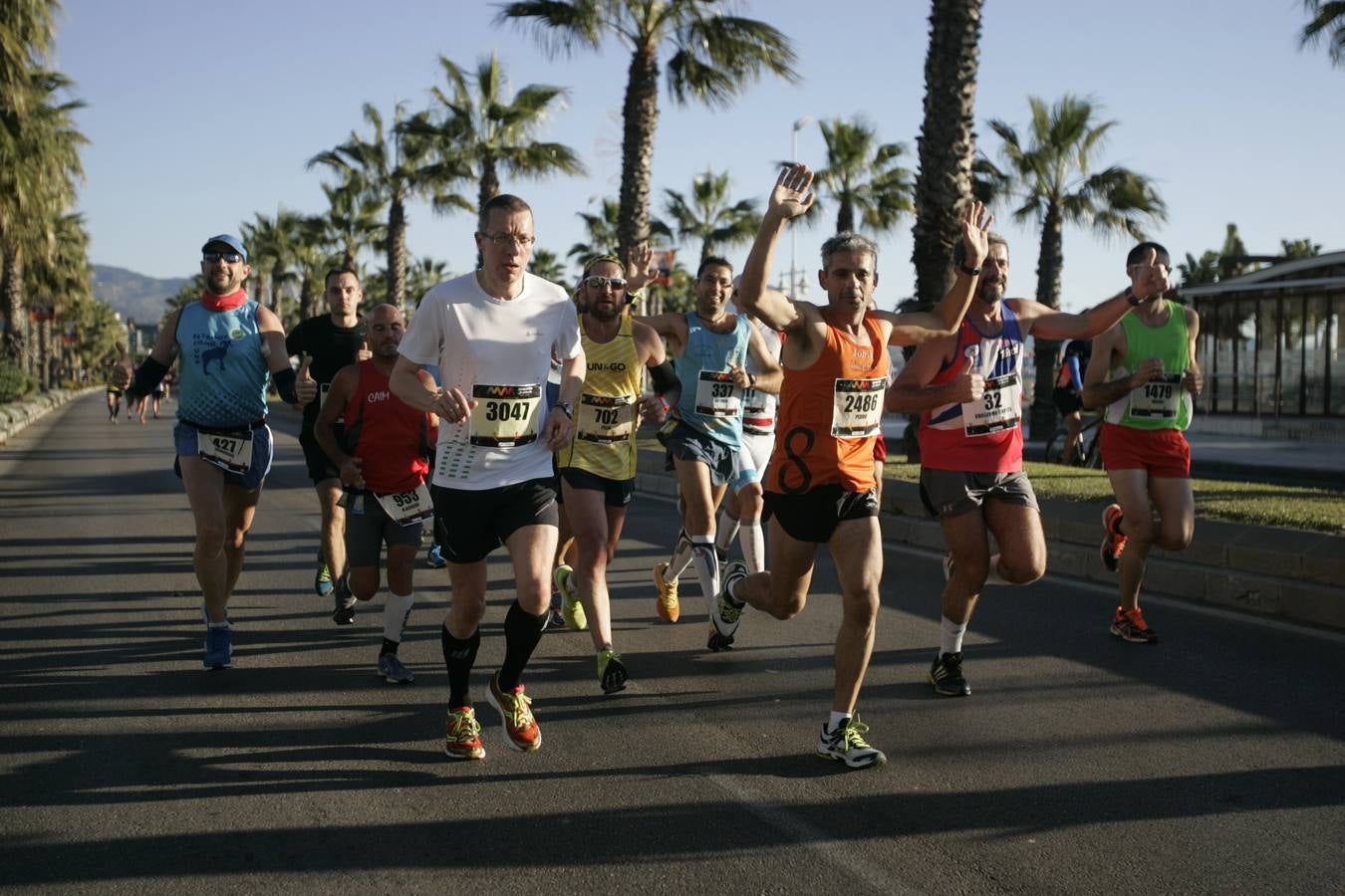 El V Maratón de Málaga a su paso por la calle Pacífico
