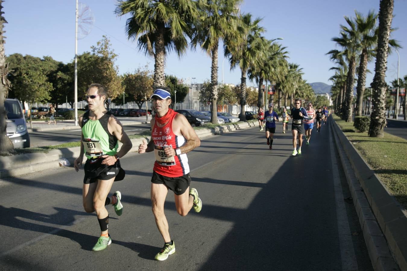 El V Maratón de Málaga a su paso por la calle Pacífico