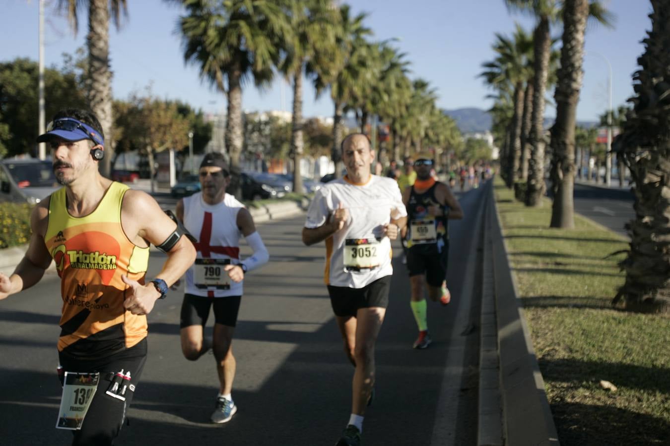 El V Maratón de Málaga a su paso por la calle Pacífico