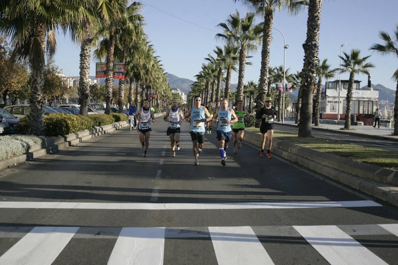 El V Maratón de Málaga a su paso por la calle Pacífico