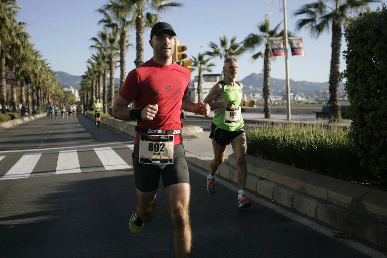 El V Maratón de Málaga a su paso por la calle Pacífico