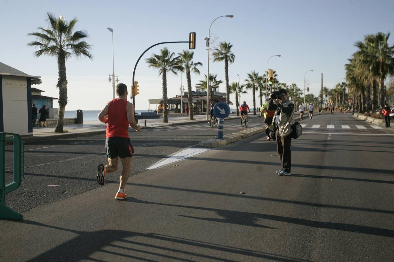 El V Maratón de Málaga a su paso por la calle Pacífico
