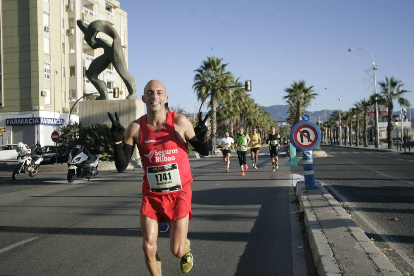 El V Maratón de Málaga a su paso por la calle Pacífico