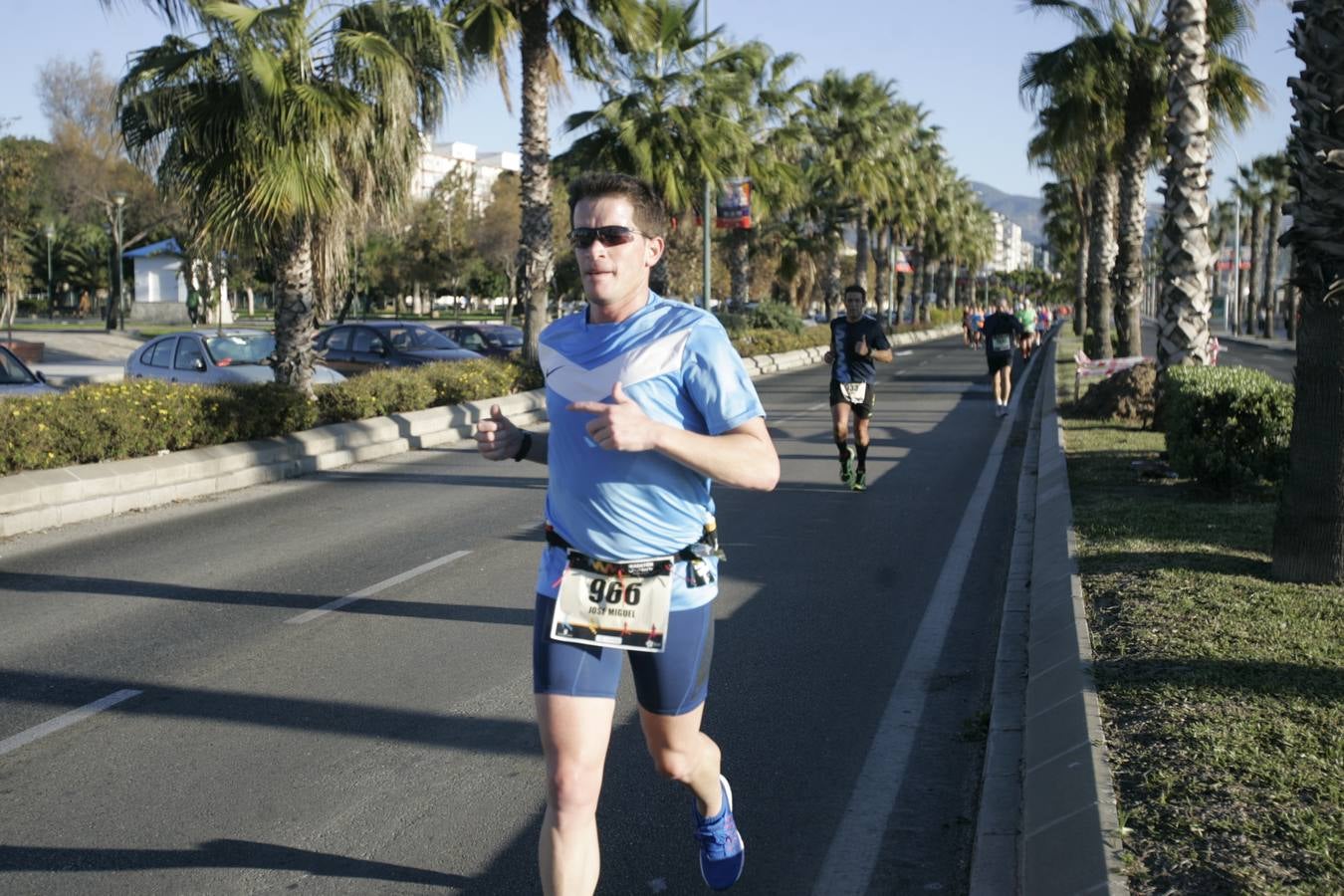 El V Maratón de Málaga a su paso por la calle Pacífico