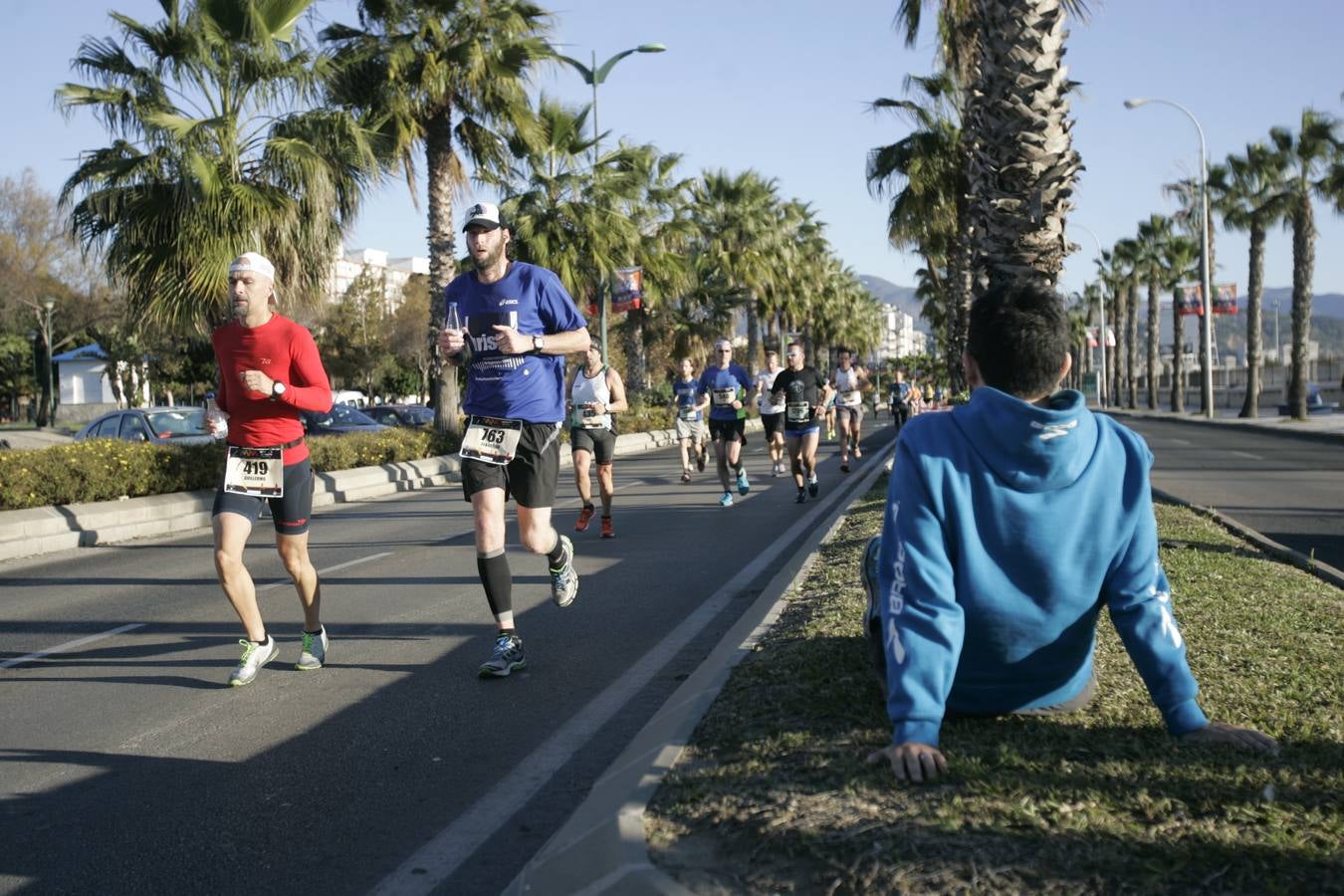 El V Maratón de Málaga a su paso por la calle Pacífico