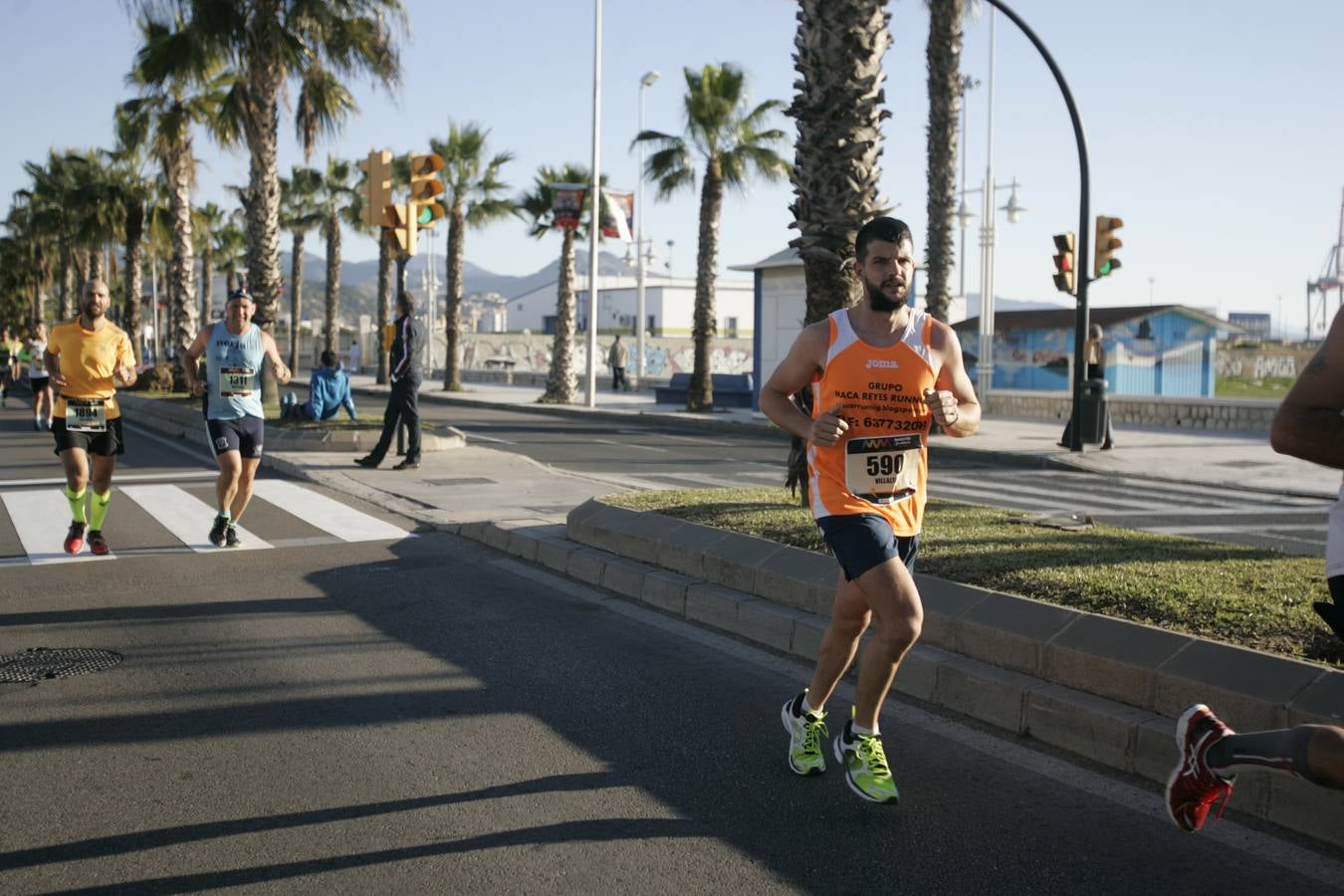 El V Maratón de Málaga a su paso por la calle Pacífico