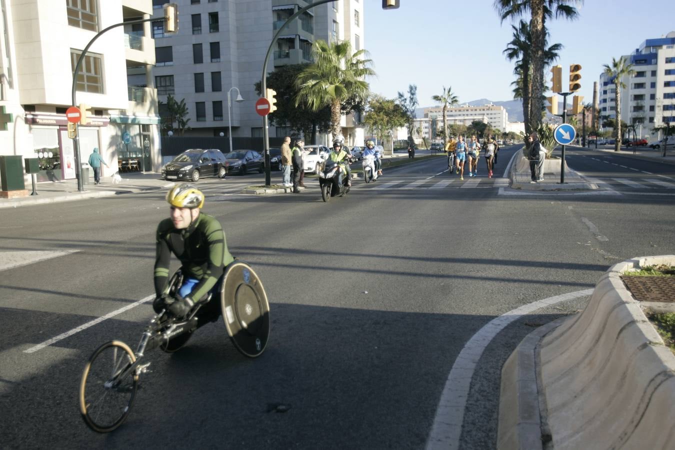 El V Maratón de Málaga a su paso por la calle Pacífico