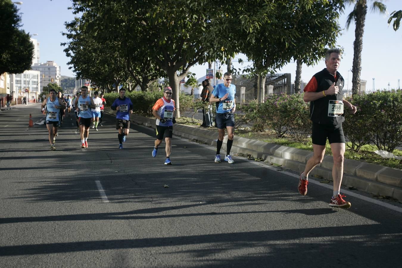El V Maratón de Málaga a su paso por la calle Pacífico (IV)