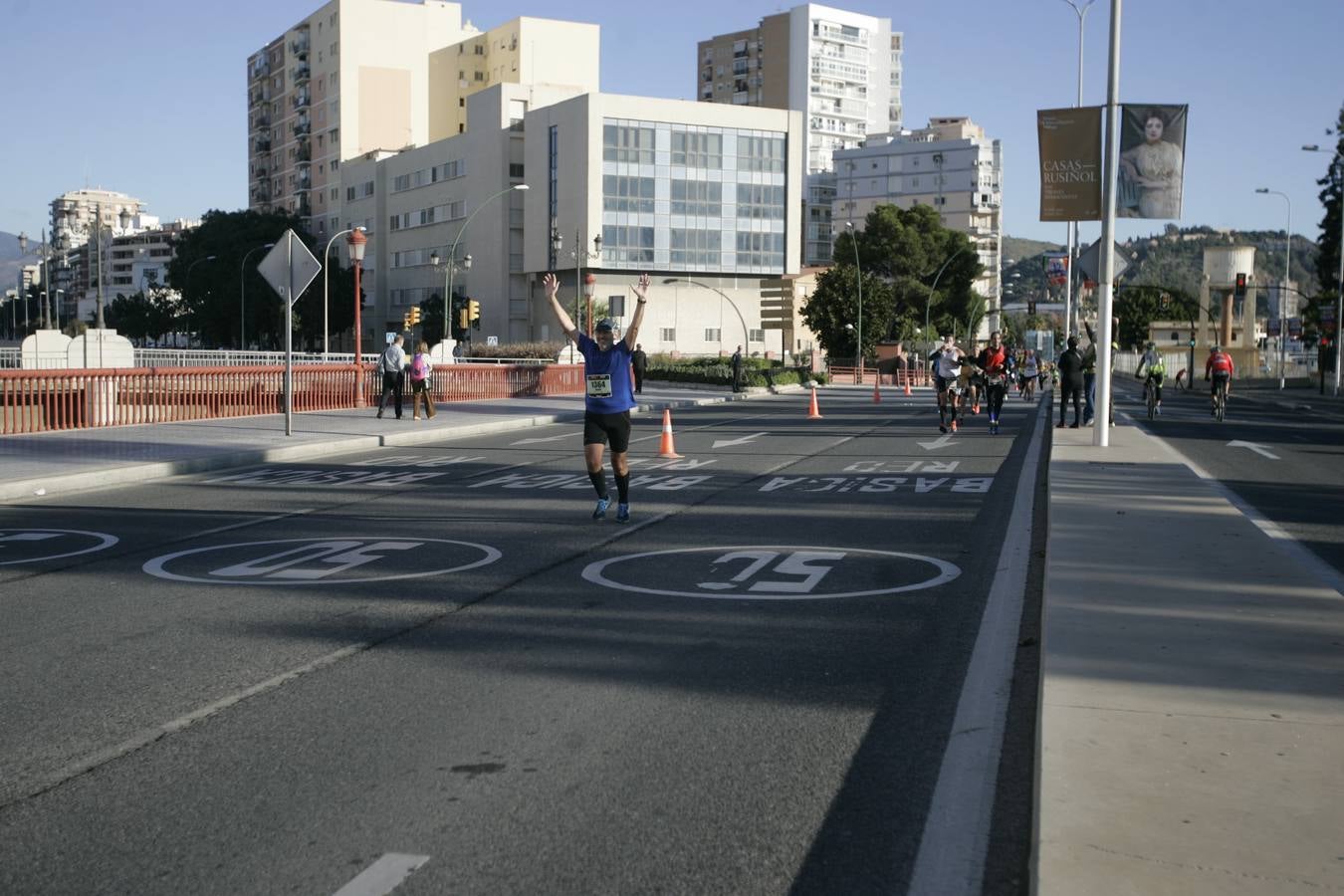 El V Maratón de Málaga a su paso por la calle Pacífico (IV)