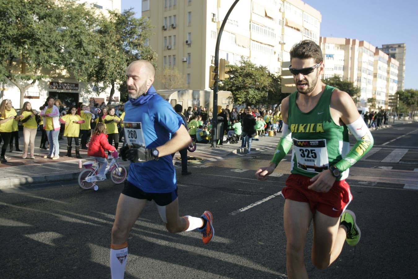 El V Maratón de Málaga a su paso por la calle Pacífico (II)