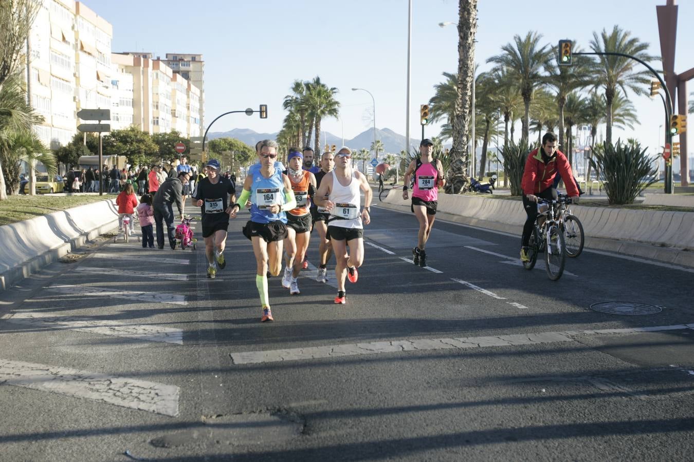 El V Maratón de Málaga a su paso por la calle Pacífico (II)