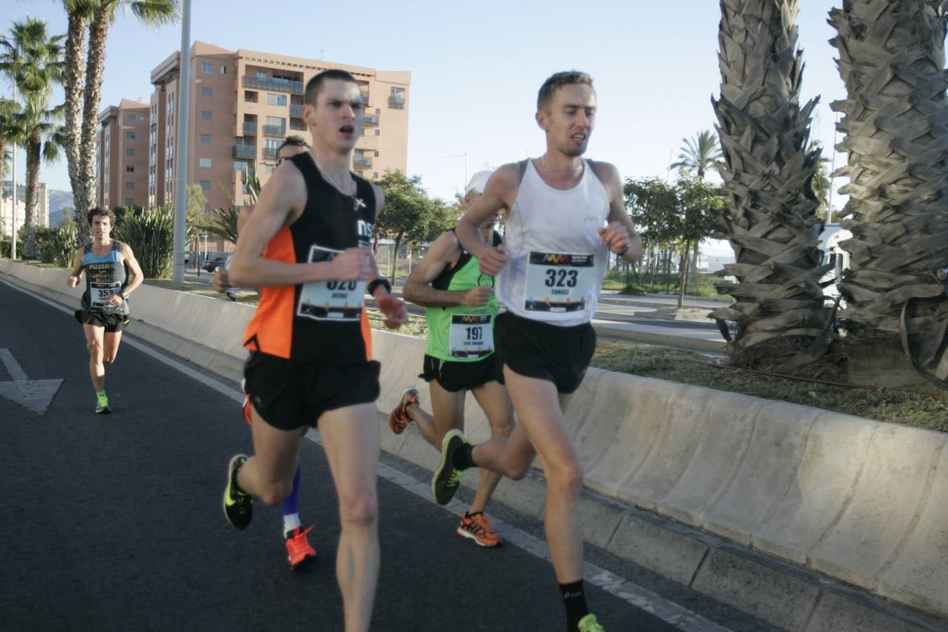 El V Maratón de Málaga a su paso por la calle Pacífico (II)