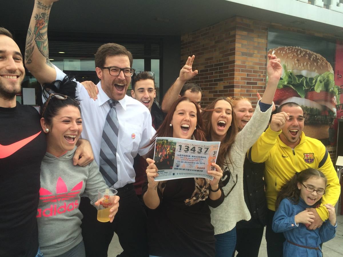 13437. El Gordo de la Lotería de Navidad. Carmen estaba trabajando en Burger King cuando se enteró de su fortuna.