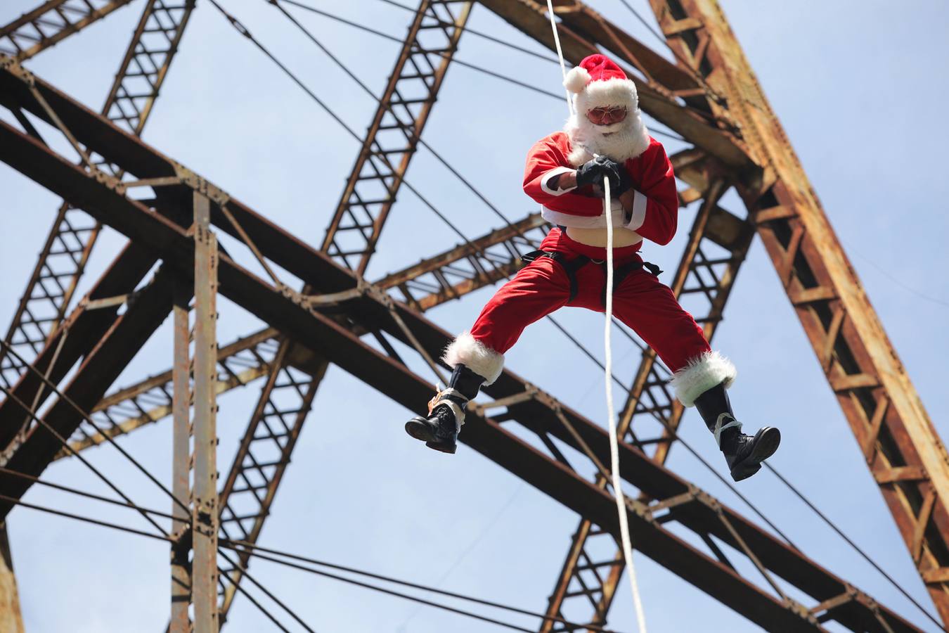 Papá Noel llega a todos los rincones. El popular Santa Claus no ha querido dejar sin pisar un rincón y no ha dudado en lanzarse desde las alturas para llevar sus regalos a los niños que viven bajo un puente en Guatemala