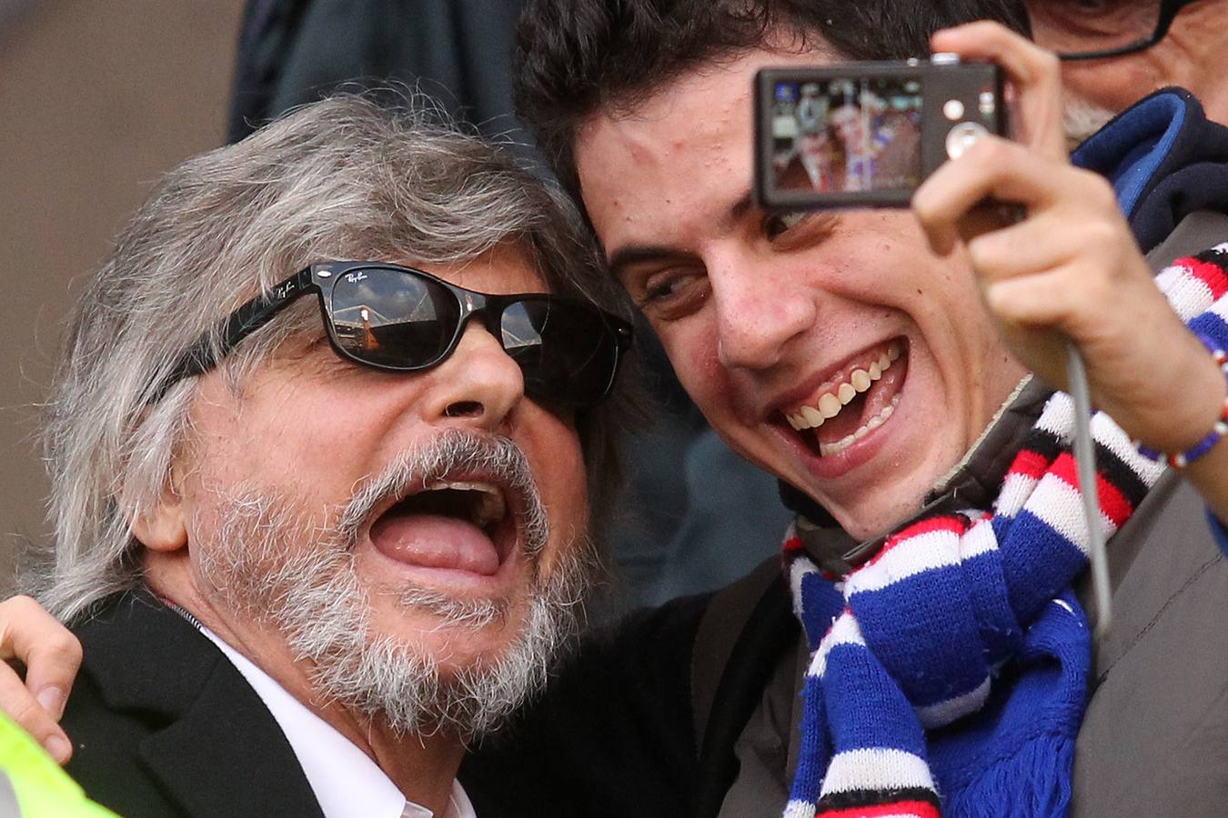 'Selfie' con el líder. Un aficionado del Sampdoria consiguió hacerse un 'selfie' con el presidente del club, Massimo Ferrero