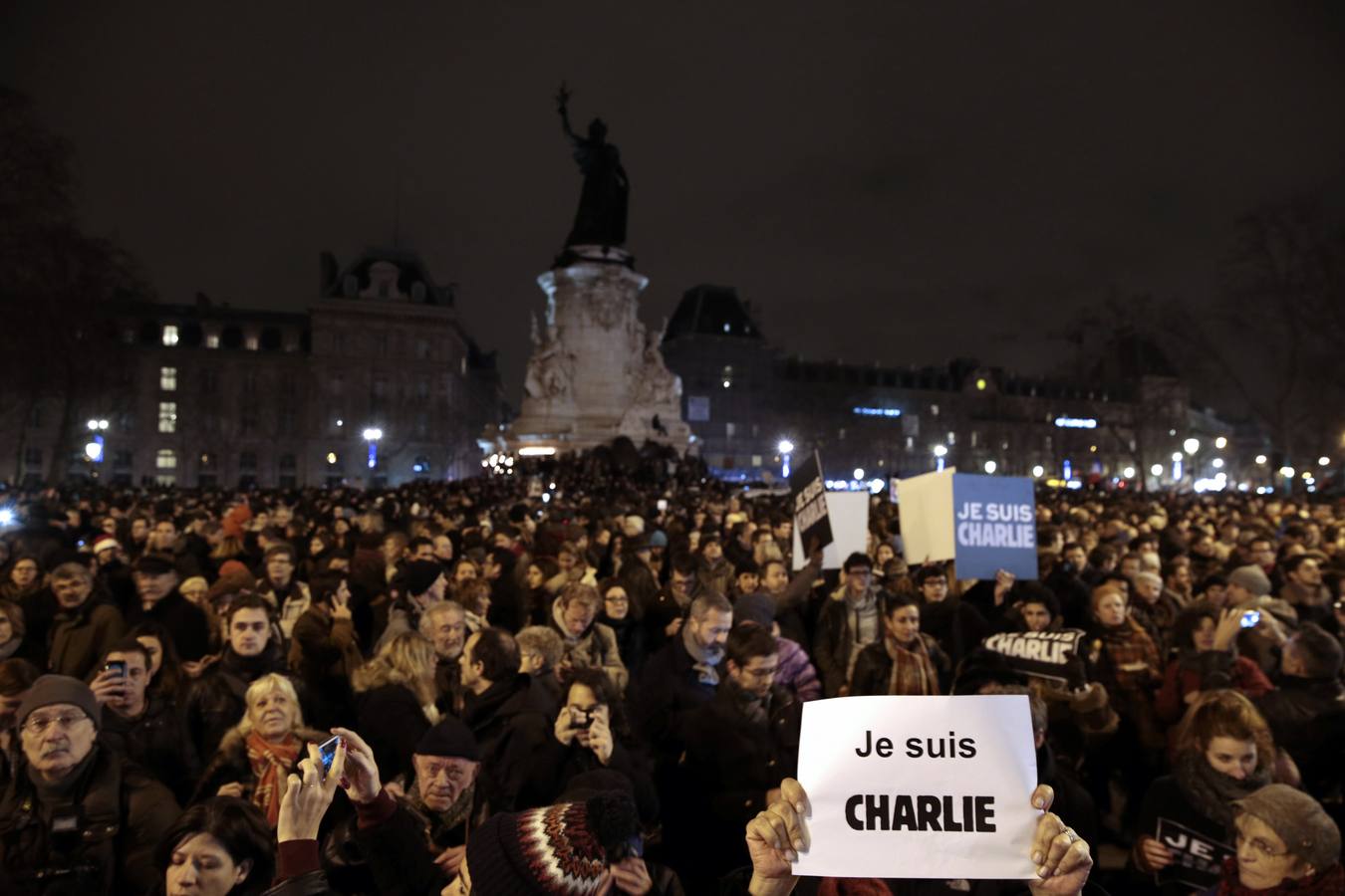 Una multitud silenciosa se manifiesta en París contra el atentado