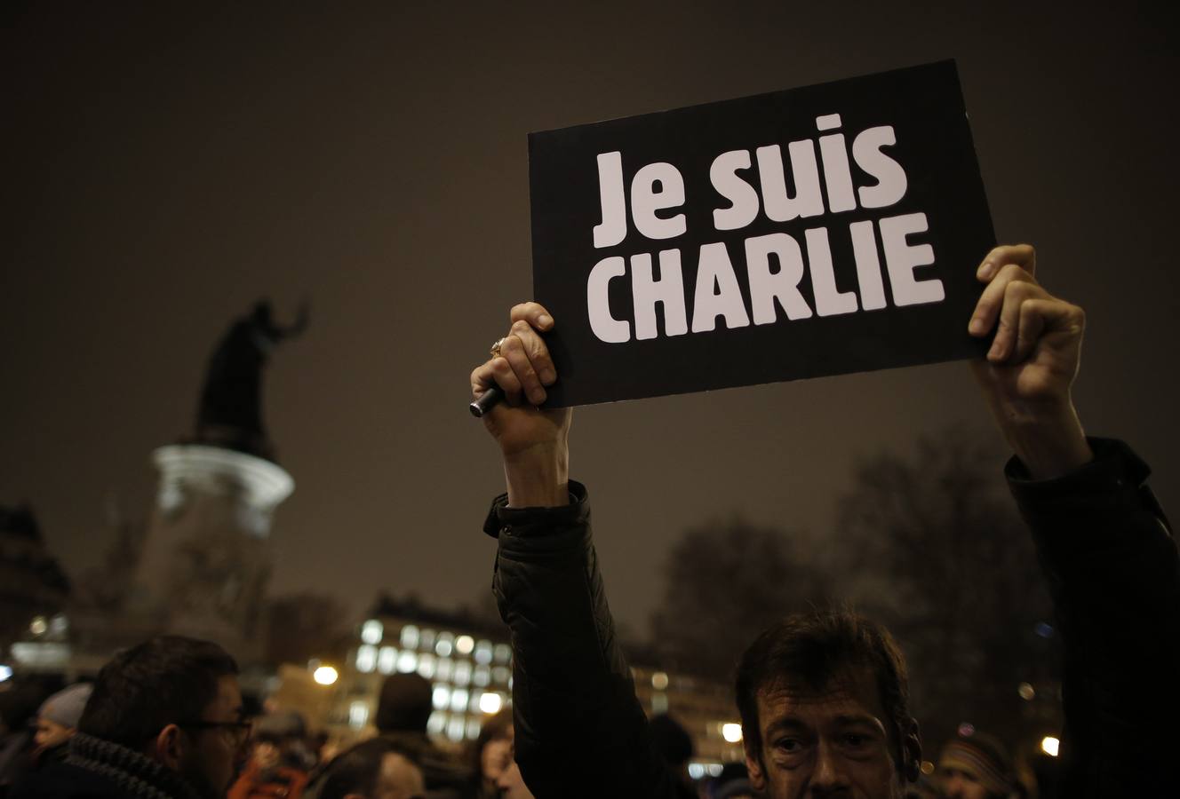 Una multitud silenciosa se manifiesta en París contra el atentado