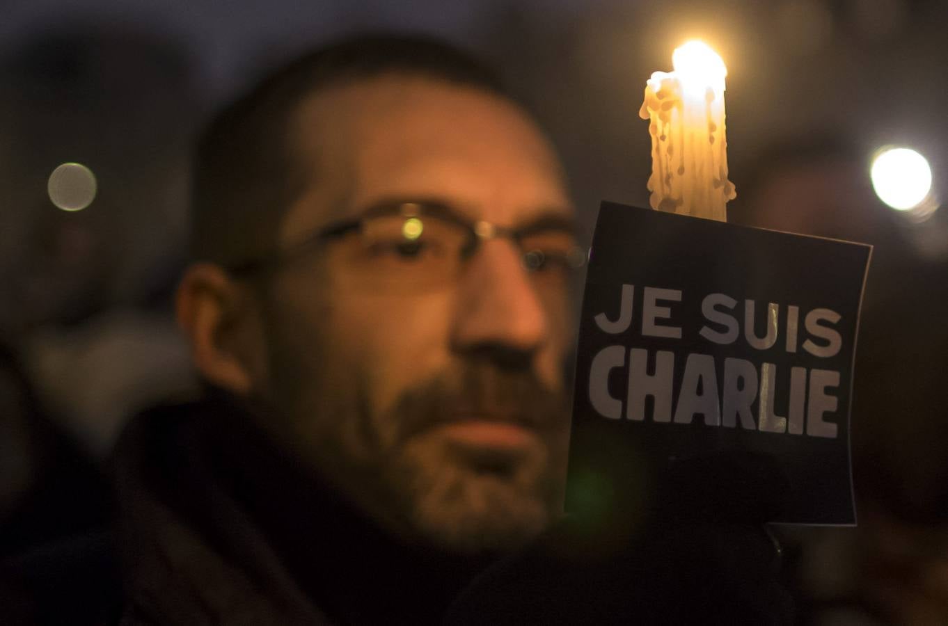 Una multitud silenciosa se manifiesta en París contra el atentado