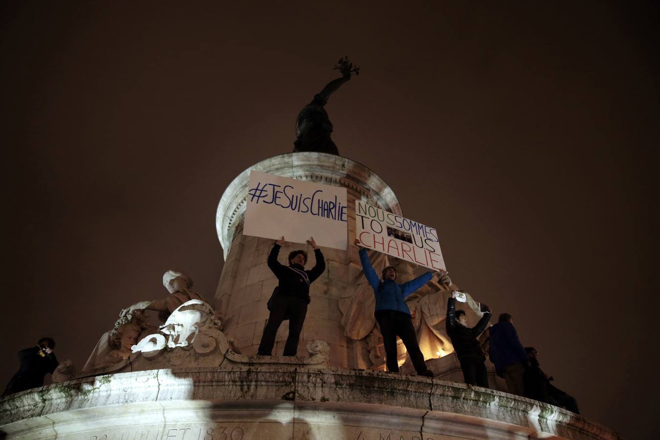 Una multitud silenciosa se manifiesta en París contra el atentado