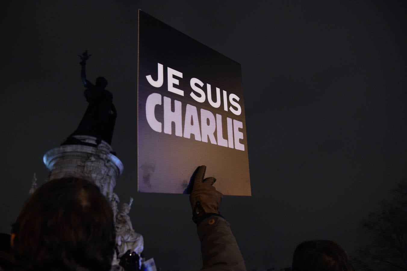 Una multitud silenciosa se manifiesta en París contra el atentado