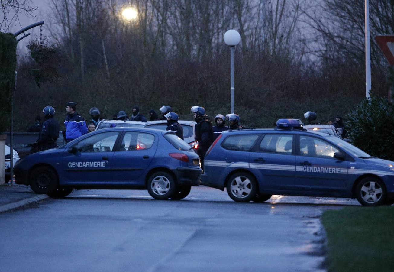 La Policía asalta la imprenta Dammartin-en-Goele