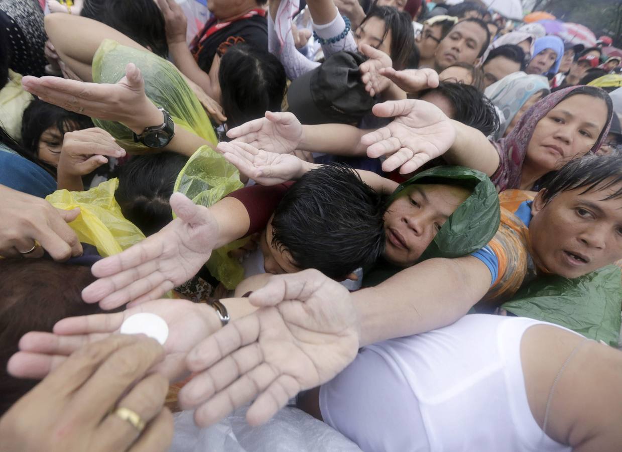 Muchos de ellos llevaban consigo las imágenes del 'Santo Niño', al que los filipinos son muy devotos y justo hoy se celebra su festividad.