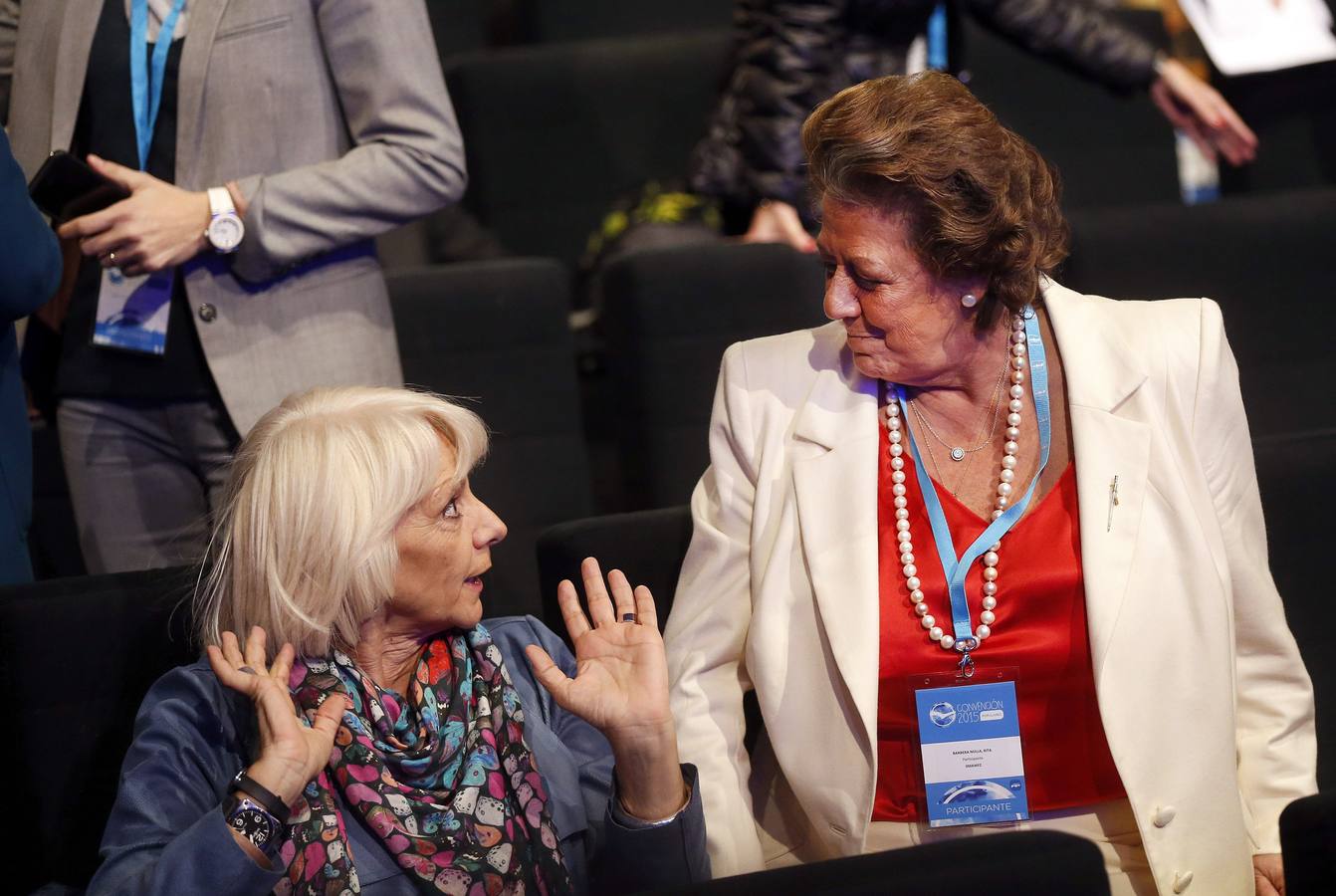 La alcaldesa de Valencia, Rita Barberá, conversa con la alcaldesa de Cádiz, Teófila Martínez (i), durante la convención nacional del Partido Popular.