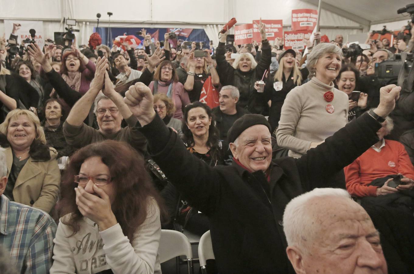 Momentos de júbilo entre los seguidores de Syriza al conocer los primeros resultados.